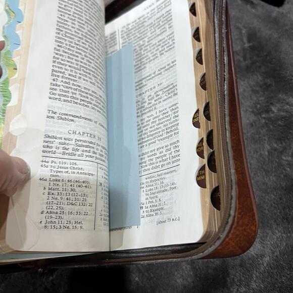 Vintage 1979 Bible & Brown Leather Bible Case Zippered with Pockets Handle Mono - Picture 5 of 9